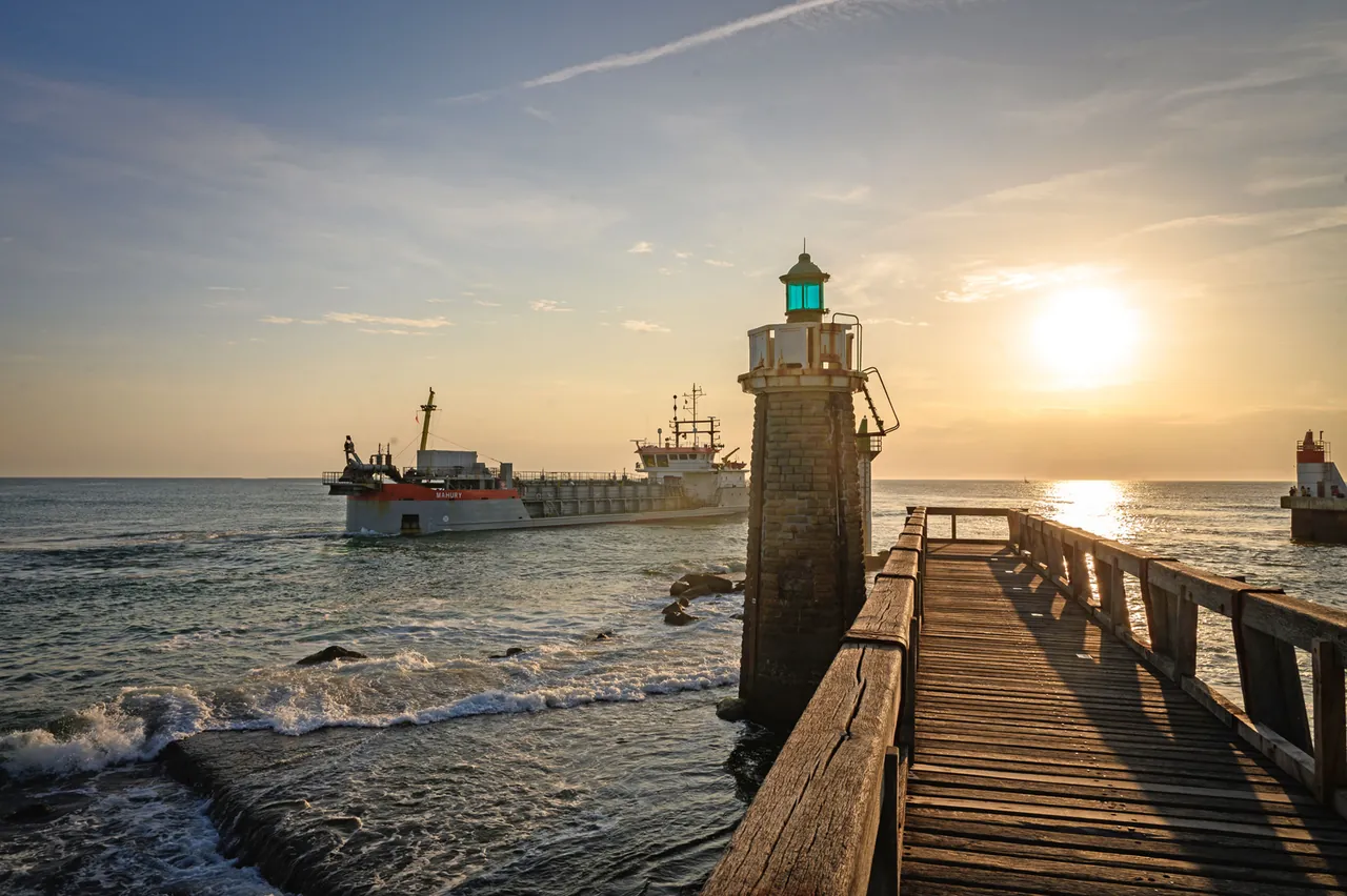 Le phare et l’estacade de Capbreton dans la lumière du soir